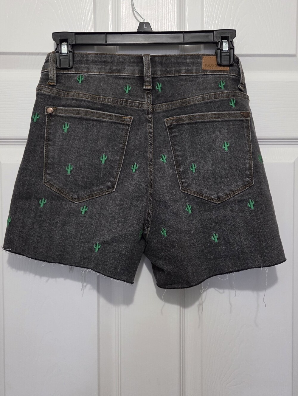 Judy Blue Cactus Embroidered Black Denim Jean Shorts Small High Rise Raw Hem - Picture 9 of 14